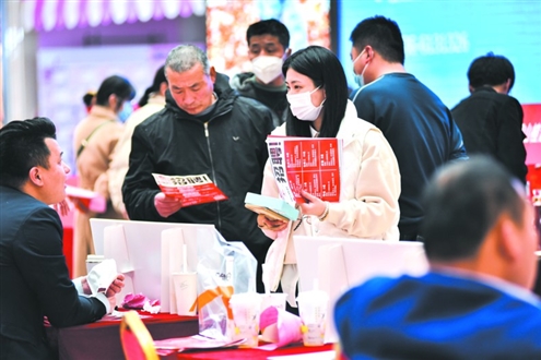 求职者在青州市举办的新春人才招聘会上咨询就业信息 新华社发